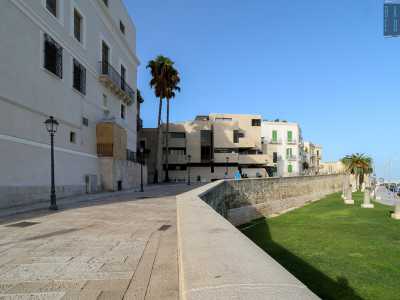 Costeggiamo il maestoso palazzo Starita, da poco ristrutturato, per ritrovarci dopo qualche passo di fronte al moderno Palazzo Andidero...